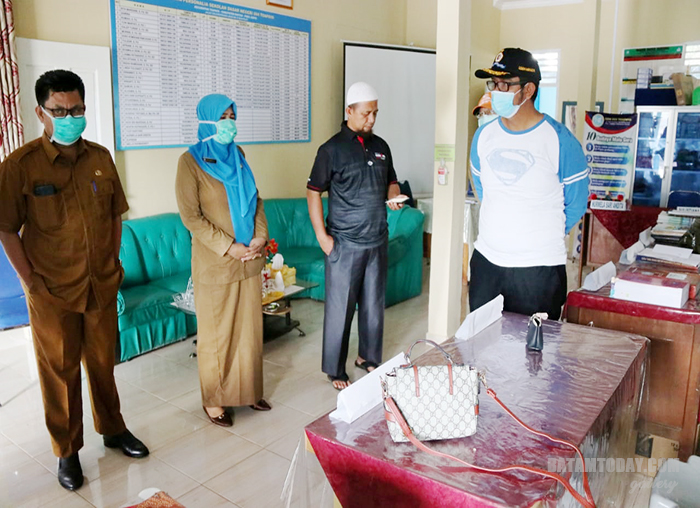 Bupati Bintan Apri Sujadi saat melakukan bersih-bersih di salah satu perkantoran di Bintan